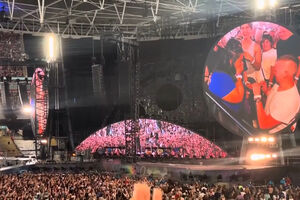 “Esta pessoa é tua companheira?”: Chris Martin brinca com pedido de casamento durante concerto dos Coldplay  