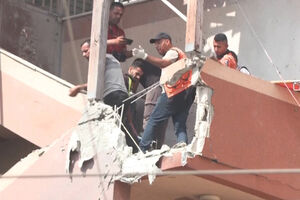 O momento do ataque israelita que matou 20 pessoas em hospital de Gaza. Cinco eram jornalistas