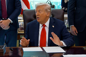 “Quando se queima a bandeira americana, incita-se a motins”: Trump propõe prisão para quem queimar bandeira dos EUA