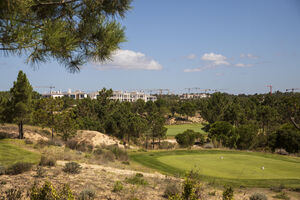 No campo  de golfe, com  18 buracos, pelo menos 8 têm  vista para  o mar – no 9.º servem-se pizas
