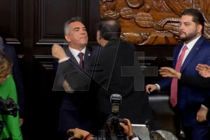 Empurrões e gritaria: senadores mexicanos agridem-se durante sessão plenária