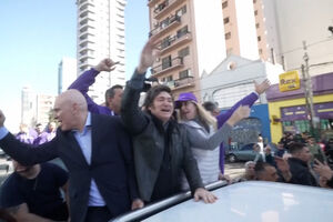 Manifestantes atiram pedras a caravana de campanha do presidente argentino em Buenos Aires