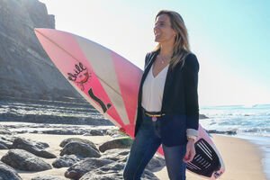 A surfista Joana Rocha na praia do Sul, Ericeira. Criou o programa Waves & Minds como colónia de férias, em 2019, e no próximo ano letivo leva-o para as escolas
