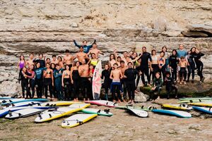 Com alunos do Waves &amp; Minds, dos 11 aos 15 anos, em agosto de 2024. Estão na praia Ribeira d'Ihas (Ericeira)