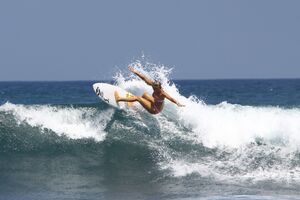 Joana Rocha a surfar na Indonésia, em 2011, num treino para competição