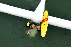 Imagens impressionantes mostram piloto a ser resgatado após aterragem de emergência no mar 