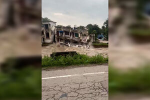 Moradores resgatados de helicóptero de prédio momentos antes de este desmoronar