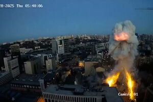 Imagens impressionantes mostram explosões de drones e mísseis russos a atingirem Kiev