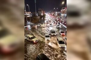 Chuva intensa deixa estradas totalmente inundadas na Arábia Saudita   