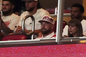 Taylor Swift e Travis Kelce fazem primeira aparição pública desde que anunciaram o noivado 