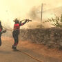 Moradores ajudam bombeiros no combate às chamas em Espanha 