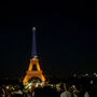 Torre Eiffel iluminou-se com as cores da bandeira da Ucrânia