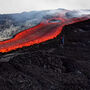 Rios de lava e explosões incandescentes: vulcão Etna volta a entrar em erupção