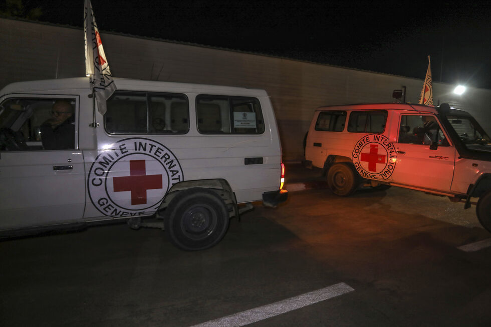 Veículos da Cruz Vermelha aguardam para auxiliar reféns libertados em Gaza