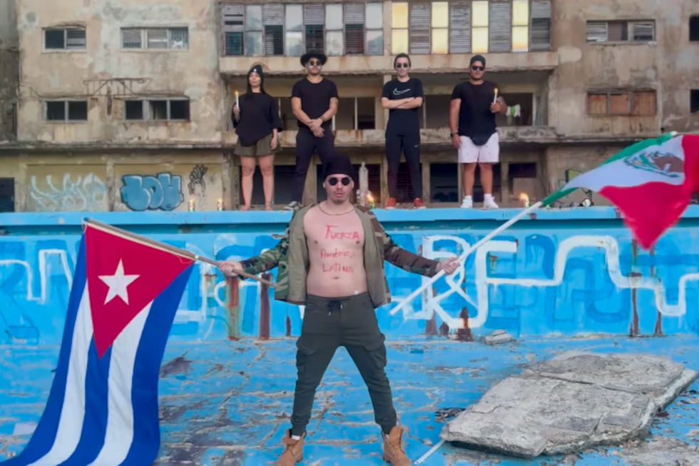 Sandro Castro, em primeiro plano, num dos vídeos de Instagram que têm gerado controvérsia