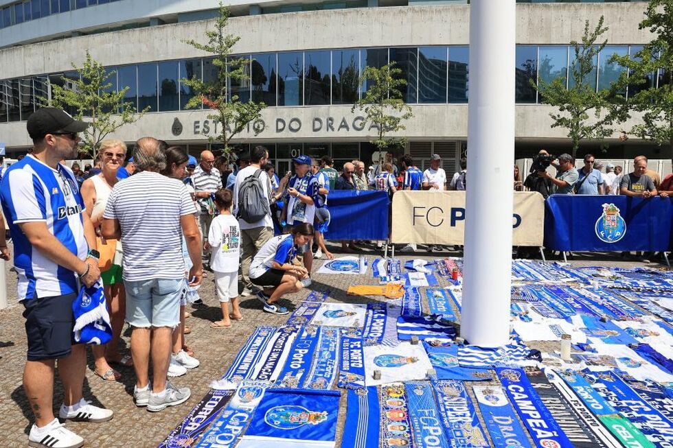 Adeptos prestam homenagem a Jorge Costa no Estádio do Dragão