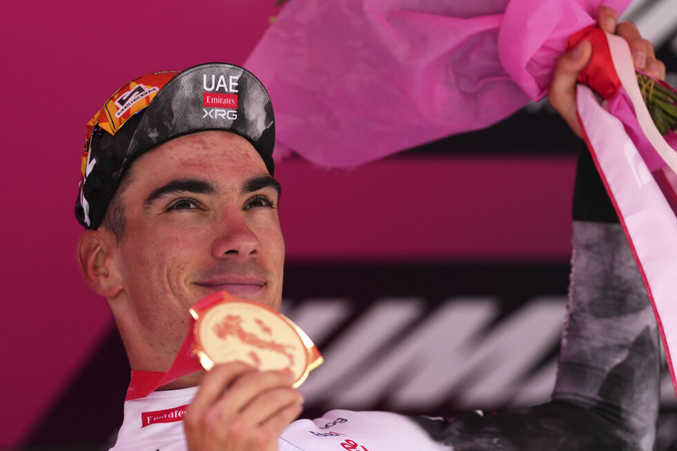 Juan Ayuso (na imagem) sai da UAE Emirates após polémica com João Almeida