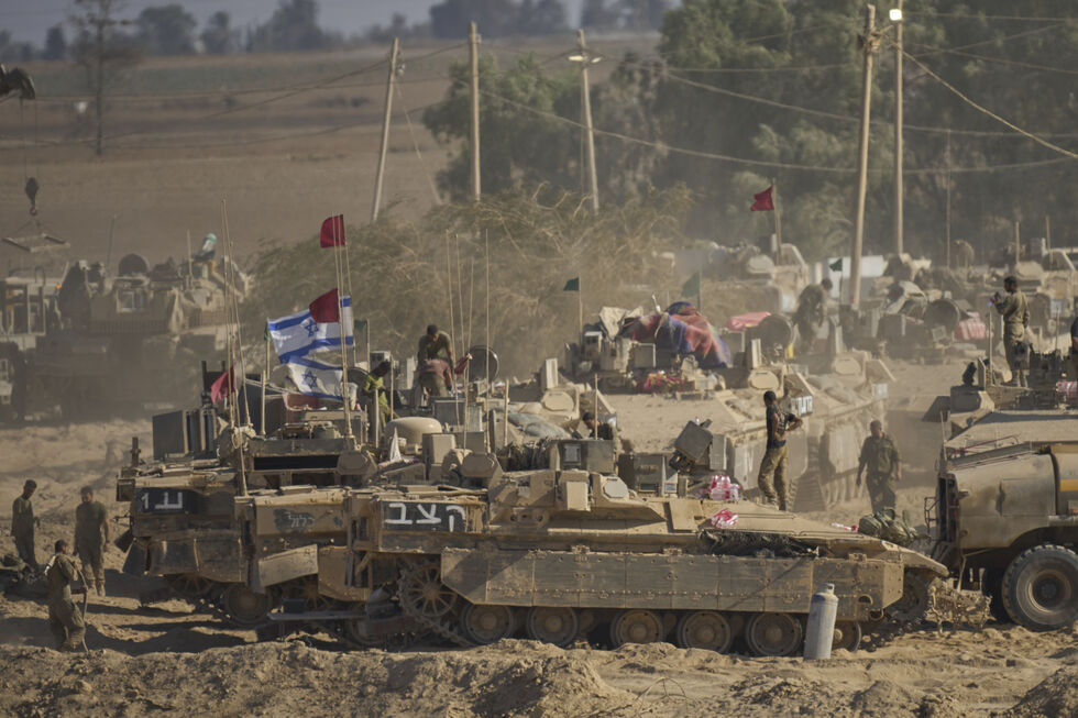 Tanques de Israel posicionados perto da Cidade de Gaza durante o conflito