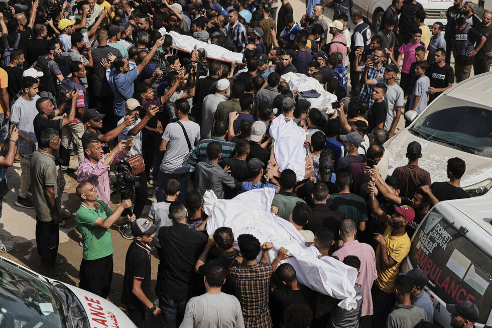 Funerais de jornalistas mortos em ataque israelita decorrem em Gaza