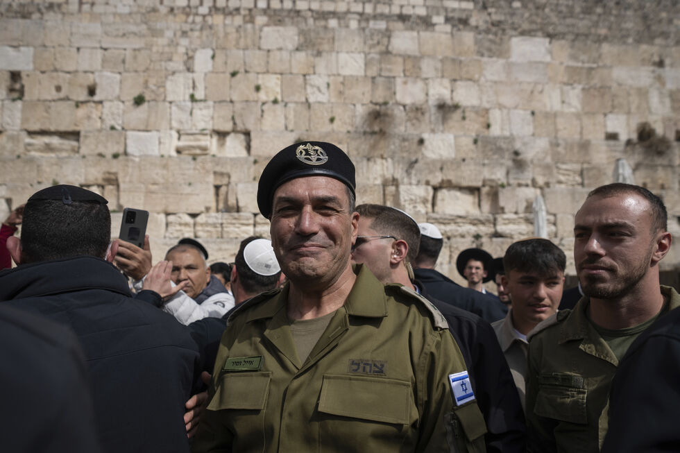 Militar israelita em frente ao Muro das Lamentações, em Jerusalém