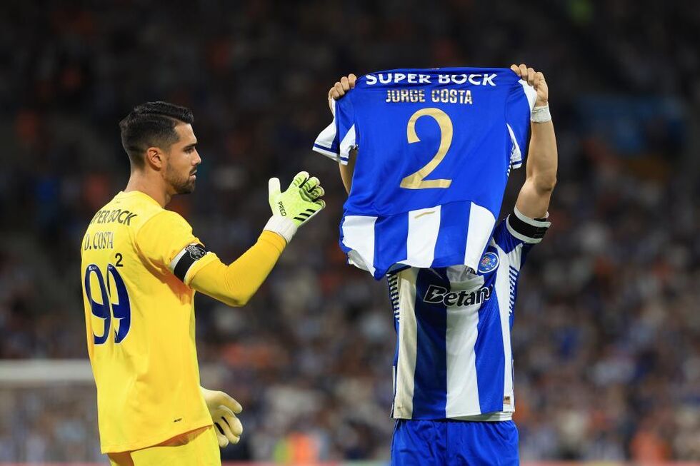 FC Porto homenageia Jorge Costa, antigo jogador, em jogo com o Vitória de Guimarães