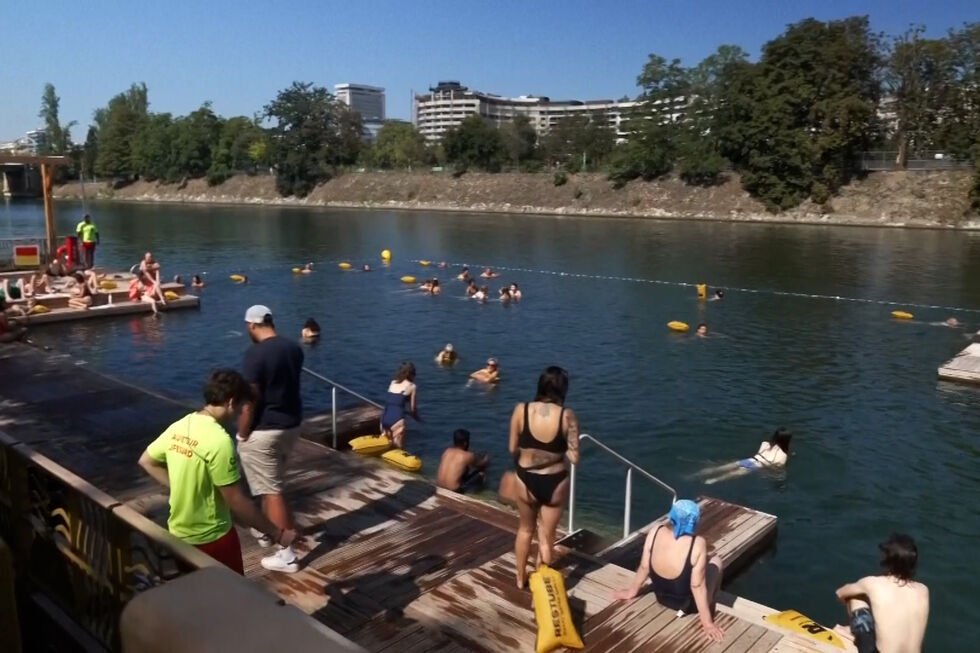 Banhistas aproveitam o rio Sena para aliviar o calor em Paris