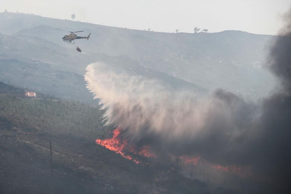 Combate ao incêndio na serra da Lousã, com bombeiros e meios aéreos