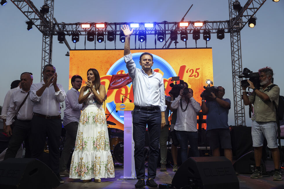Luís Montenegro discursa com apoiantes na reentré do partido
