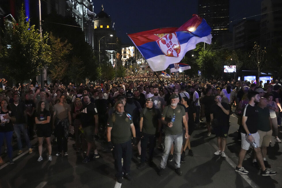 Protestos antigovernamentais na Sérvia ganham força com manifestantes nas ruas