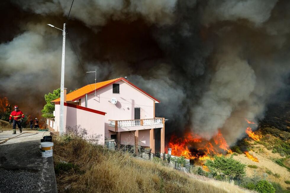 Incêndio descontrolado ameaça aldeias na Pampilhosa da Serra, distrito de Coimbra