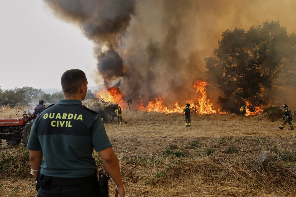 Espanha enfrenta incêndios devastadores, com bombeiros e a Guardia Civil no terreno