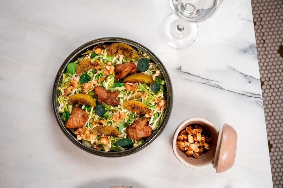 A salada de frango, pêssego e amendoim é opção no restaurante Blss U