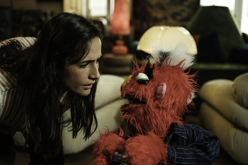 Mariana (Vera Moura) em conversa com Miguel (Cristóvão Campos)