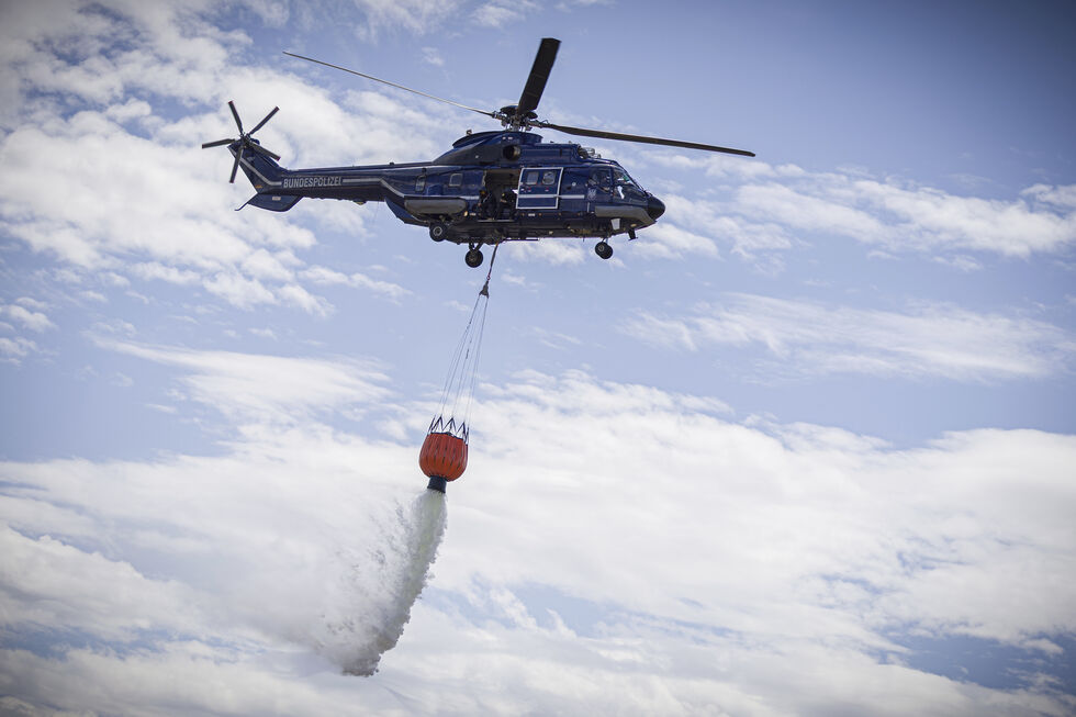 Helicóptero Super Puma francês reforça combate a incêndios em Portugal