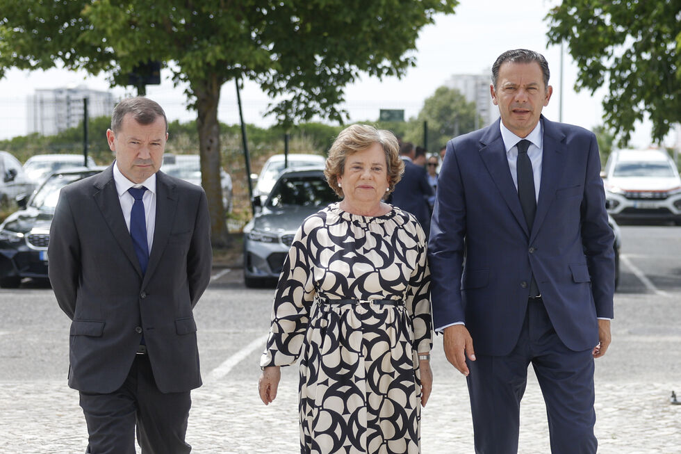 Ministra da Admnistração Interna acompanhada pelo primeiro-ministro e pelo secretáio de Estado da Proteção Civil, Rui Rocha