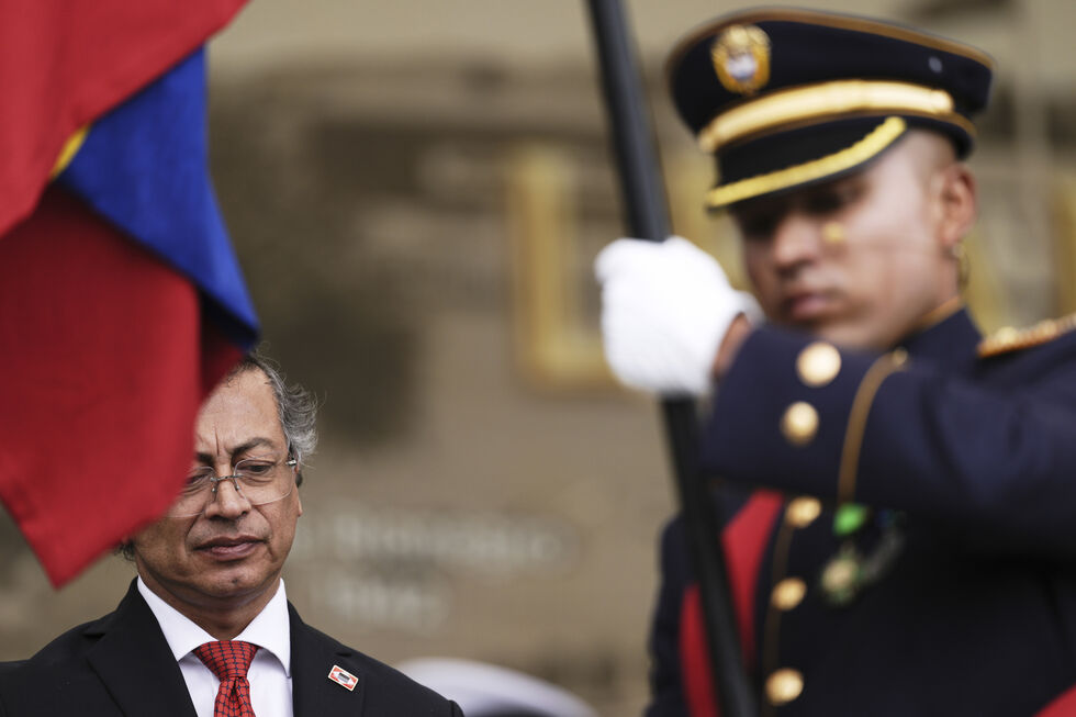 Presidente colombiano dá conta da morte de 12 polícias em queda de helicóptero