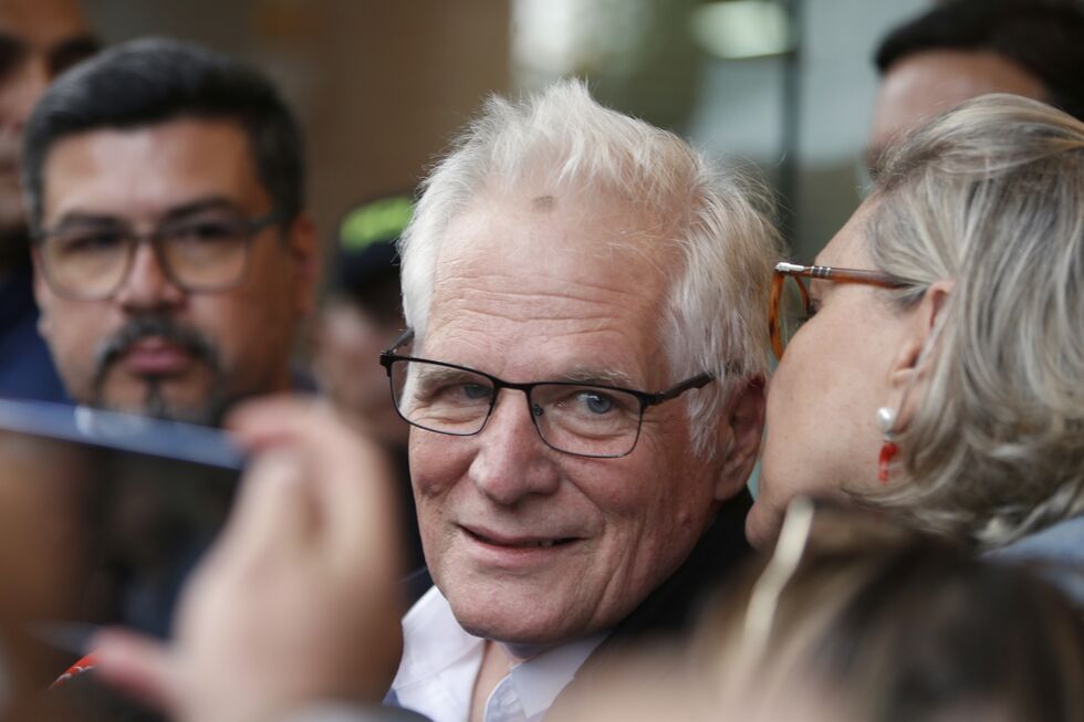 Pai de Miguel Uribe assume lugar do filho e avança para as presidenciais da Colômbia