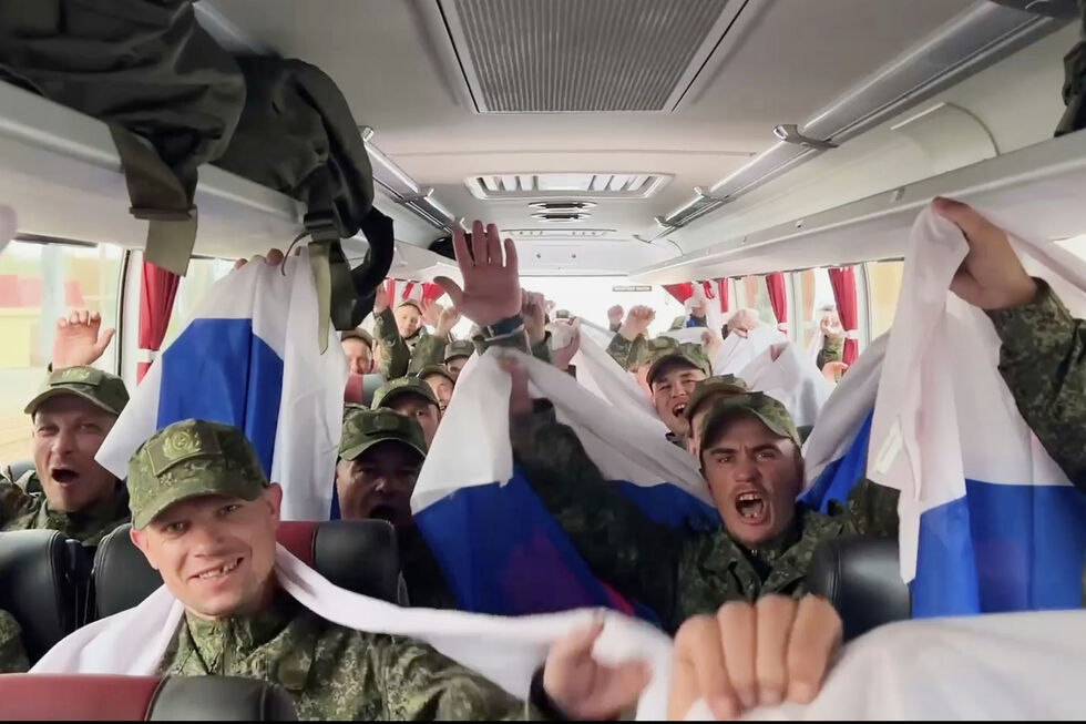 Militares russos regressam a casa após troca de prisioneiros com a Ucrânia