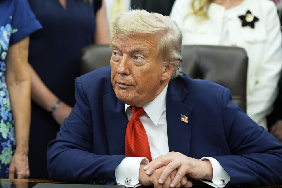 Trump sugere ter um ditador e pune quem queima bandeira dos EUA