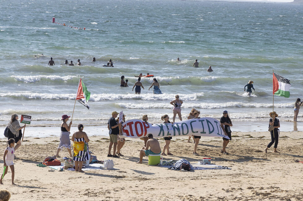 Protesto na praia contra ações na Palestina; várias pessoas detidas