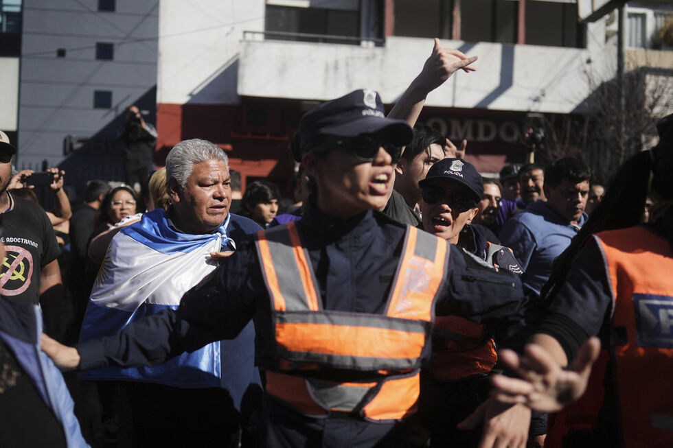 Reformados protestam em Buenos Aires contra veto de Milei ao aumento da pensão