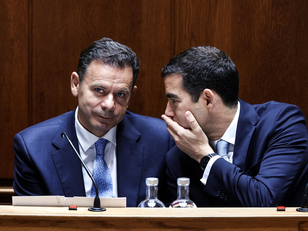 Governo à deriva nas crises