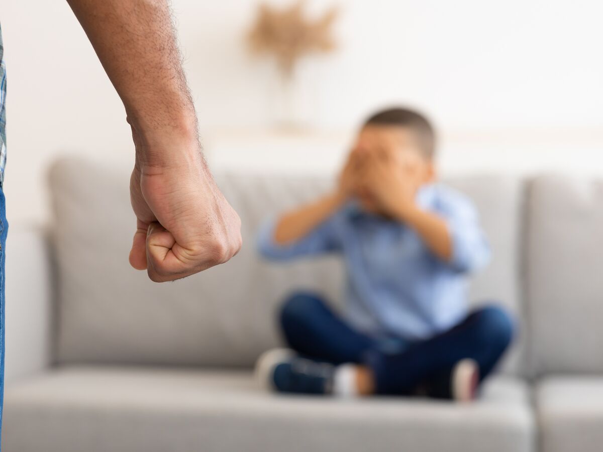 O direito do pai a apertar o braço do filho com força