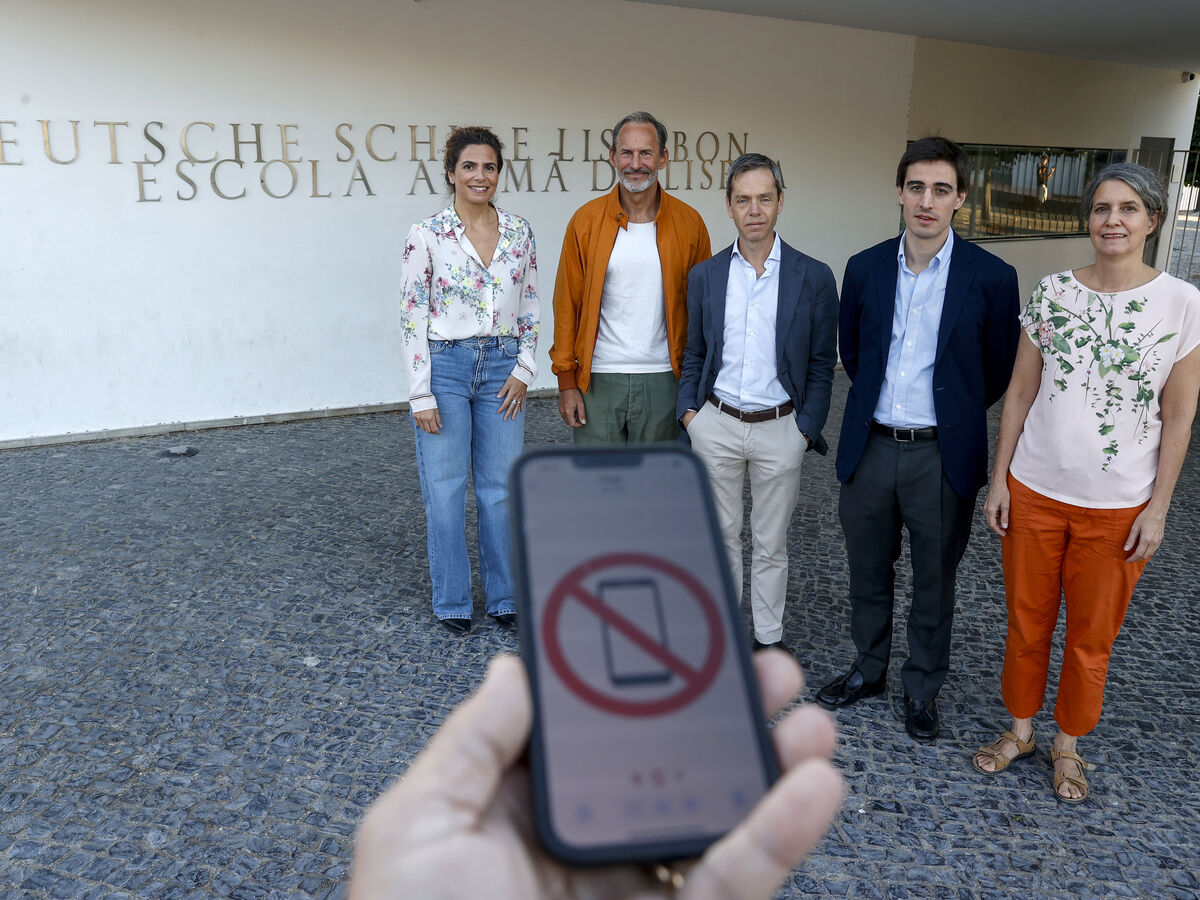 Telemóveis "burros" até aos 14 anos