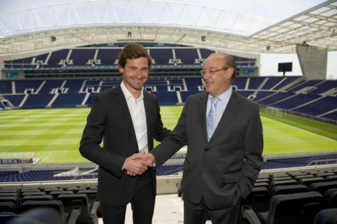 Villas-Boas e Pinto da Costa no estádio do Dragão, quando o treinador assumiu a equipa portista, em junho de 2010
