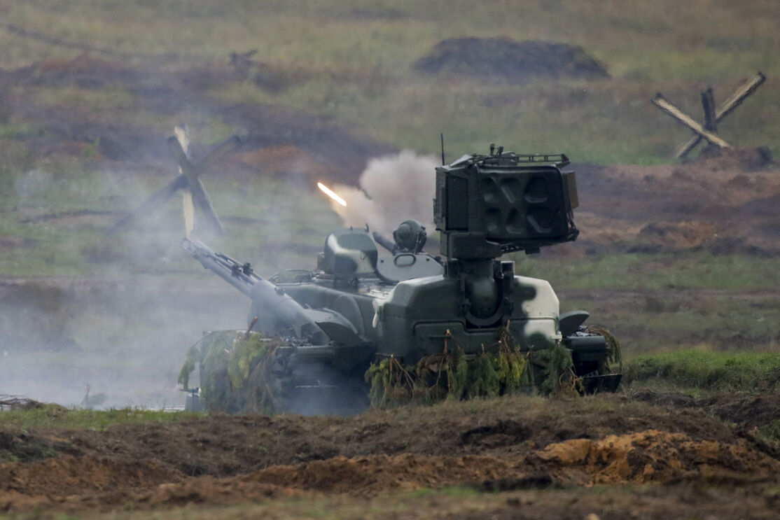 Blindados da Rússia e Bielorrússia em manobras militares perto da fronteira europeia