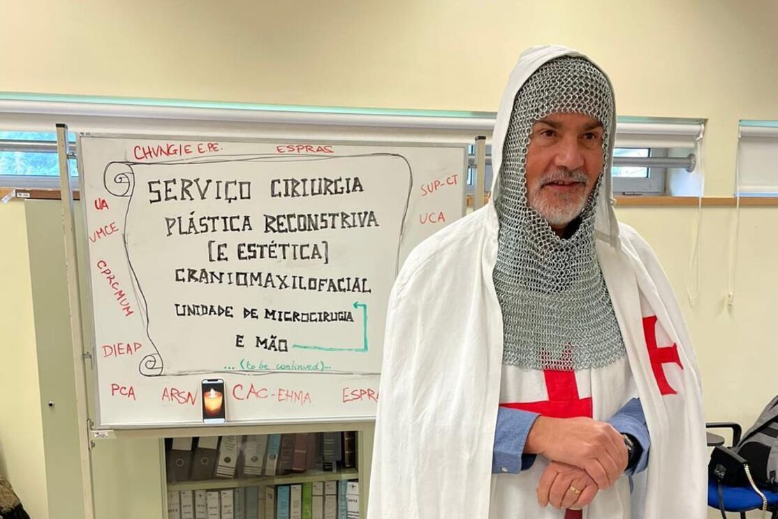 Cirurgião plástico Horácio Costa veste-se de templário para receber médicos