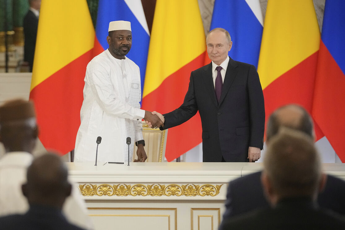 Presidente do Mali, Assimi Goïta, com o homólogo russo, Vladimir Putin.