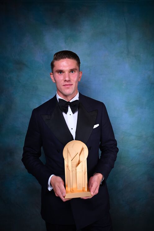 Viktor Gyökeres posa com o Troféu Gerd Müller