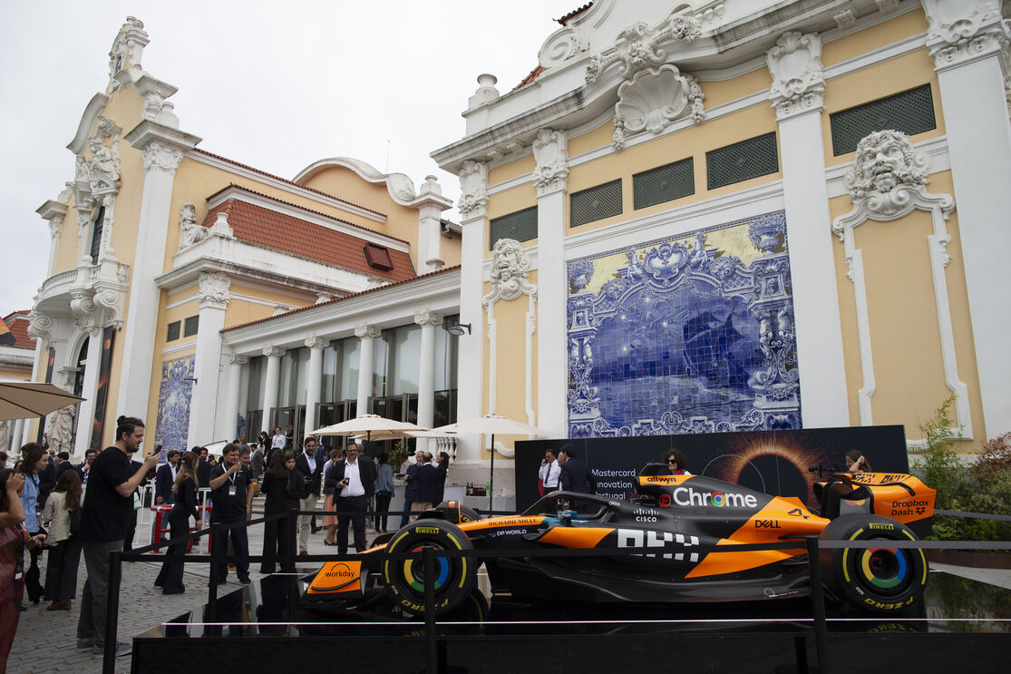 Numa alusão à aliança com a equipa de F1, a Mastercard mostrou o monolugar McLaren pilotado por Lando Norris e Oscar Piastri em Lisboa